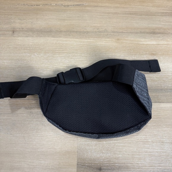 Dakine Gray and Black Patterned Hip Pack/Belt Bag with Adjustable Strap - Picture 2 of 7